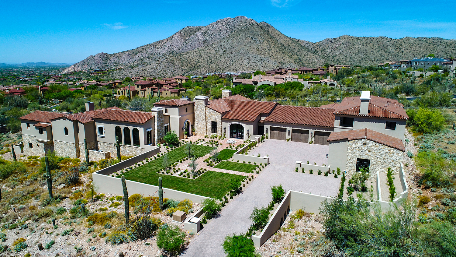 Picturesque Modern Mediterranean on the Cover of LHM Arizona 14.4, image size:1500x844