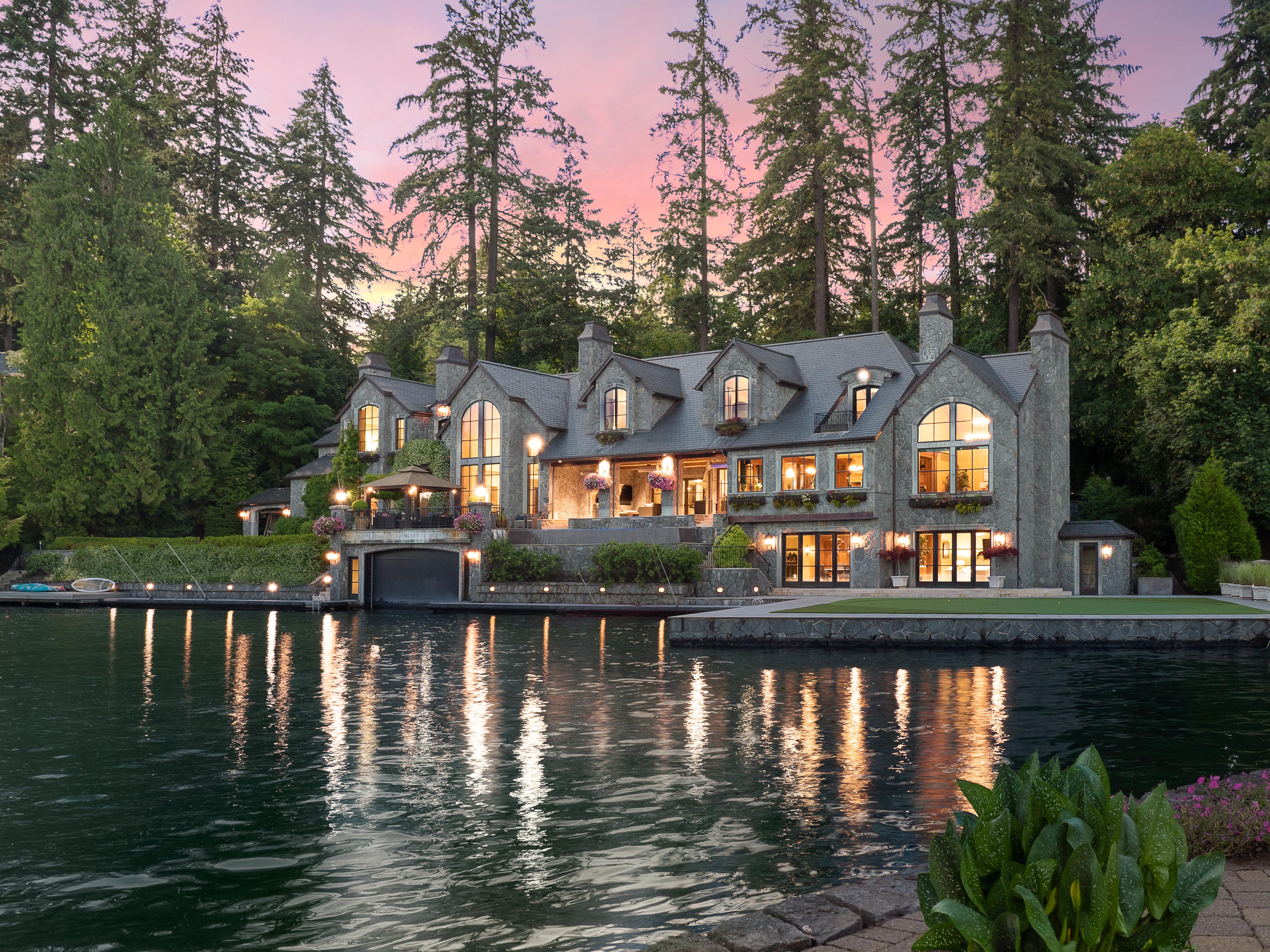 Lake Oswego Mansion on the Cover of LHM Oregon Issue 18.4