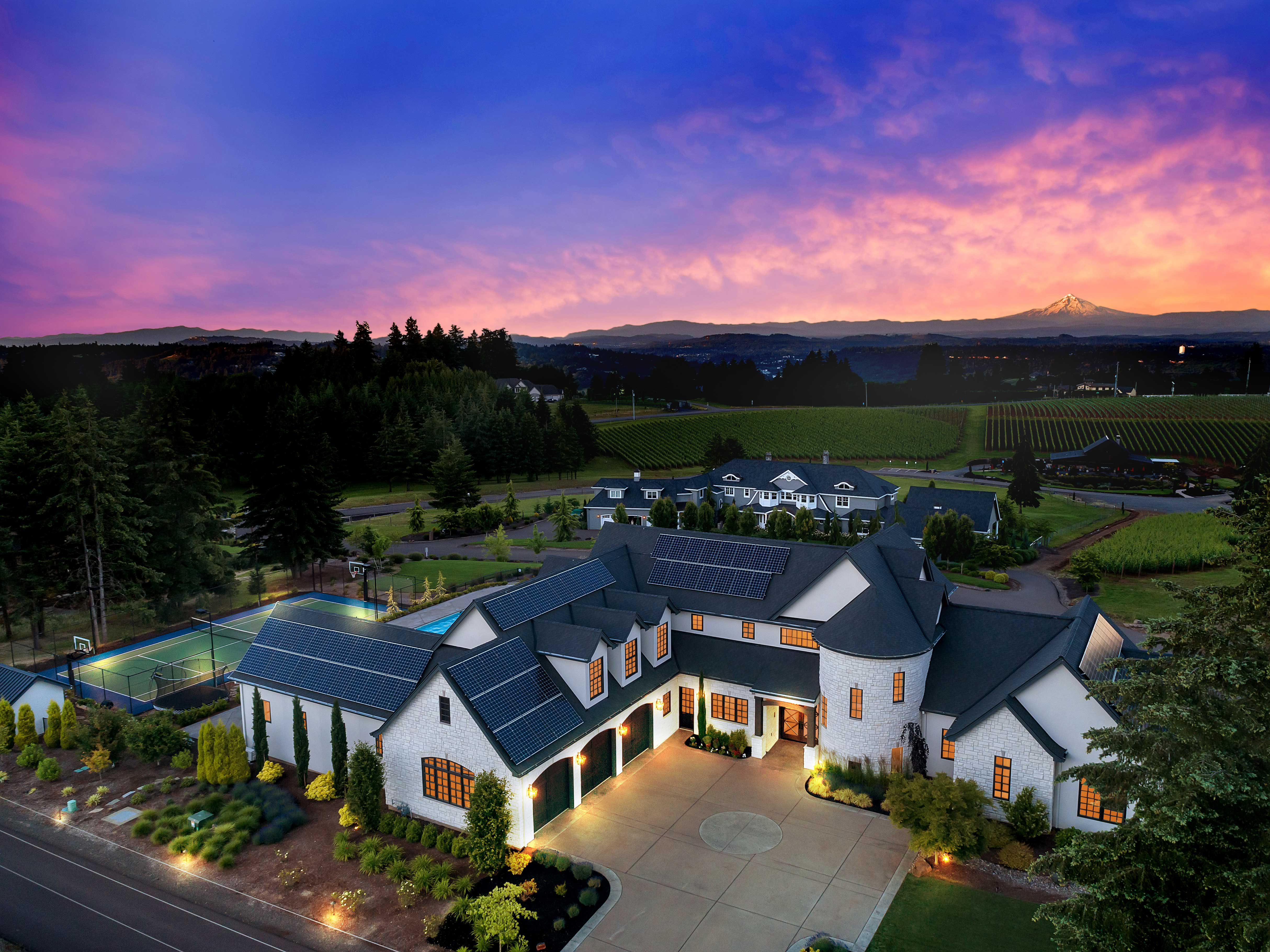 Breathtaking Stafford Estate on the Cover of LHM Oregon Issue 18.6