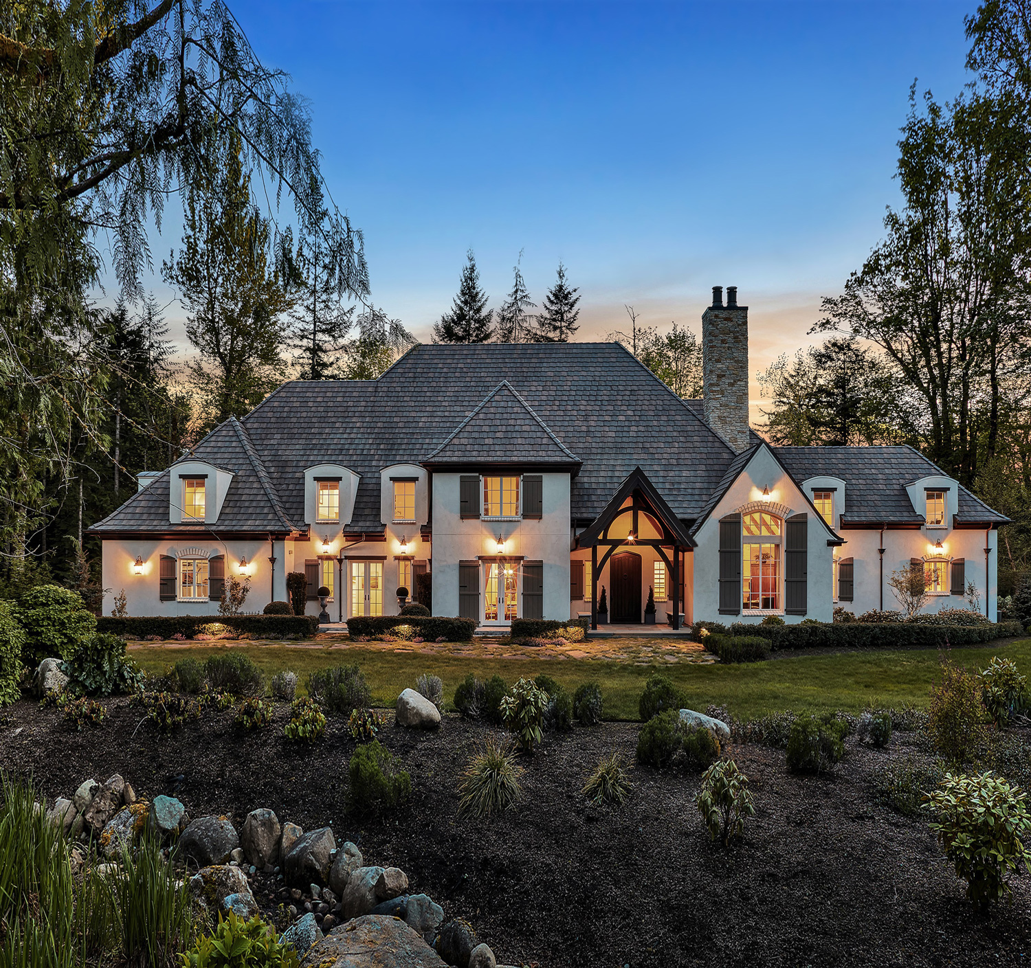 オールドマンズテーラー　MANOR HOUSE Douglas Manor Colonial for $2.7M is Like Something Right out