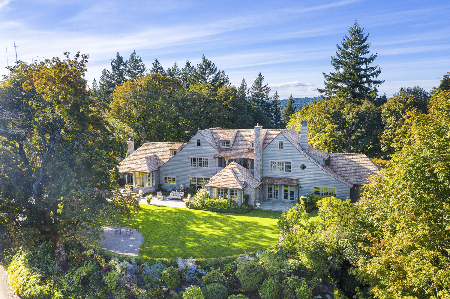 Hillside Estate on the Cover of LHM Oregon Issue 19.6
