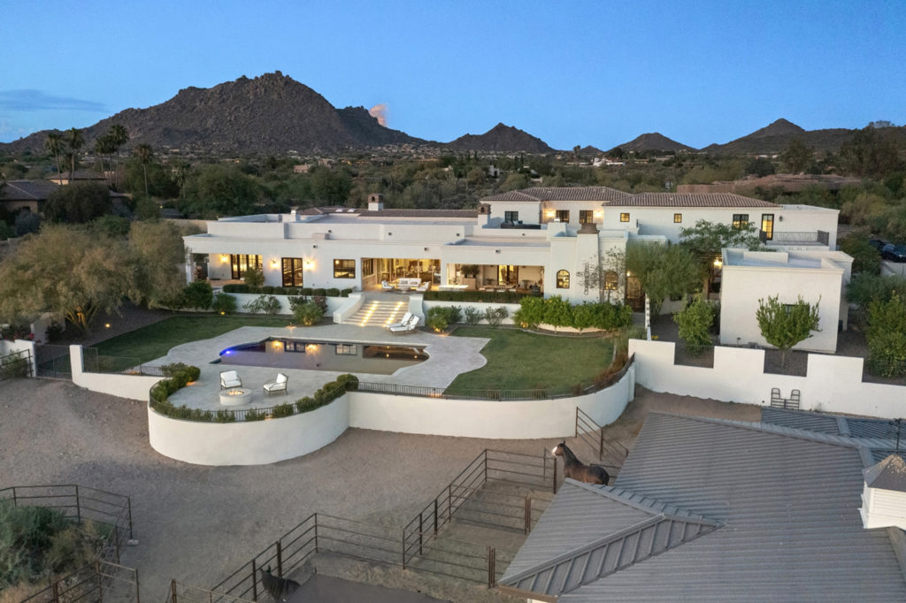 North Scottsdale Equestrian Estate on the Cover of LHM Arizona 16.5