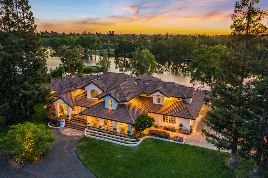 Beautiful 20 acre Gated and Private Resort in Elk Grove on the Fall