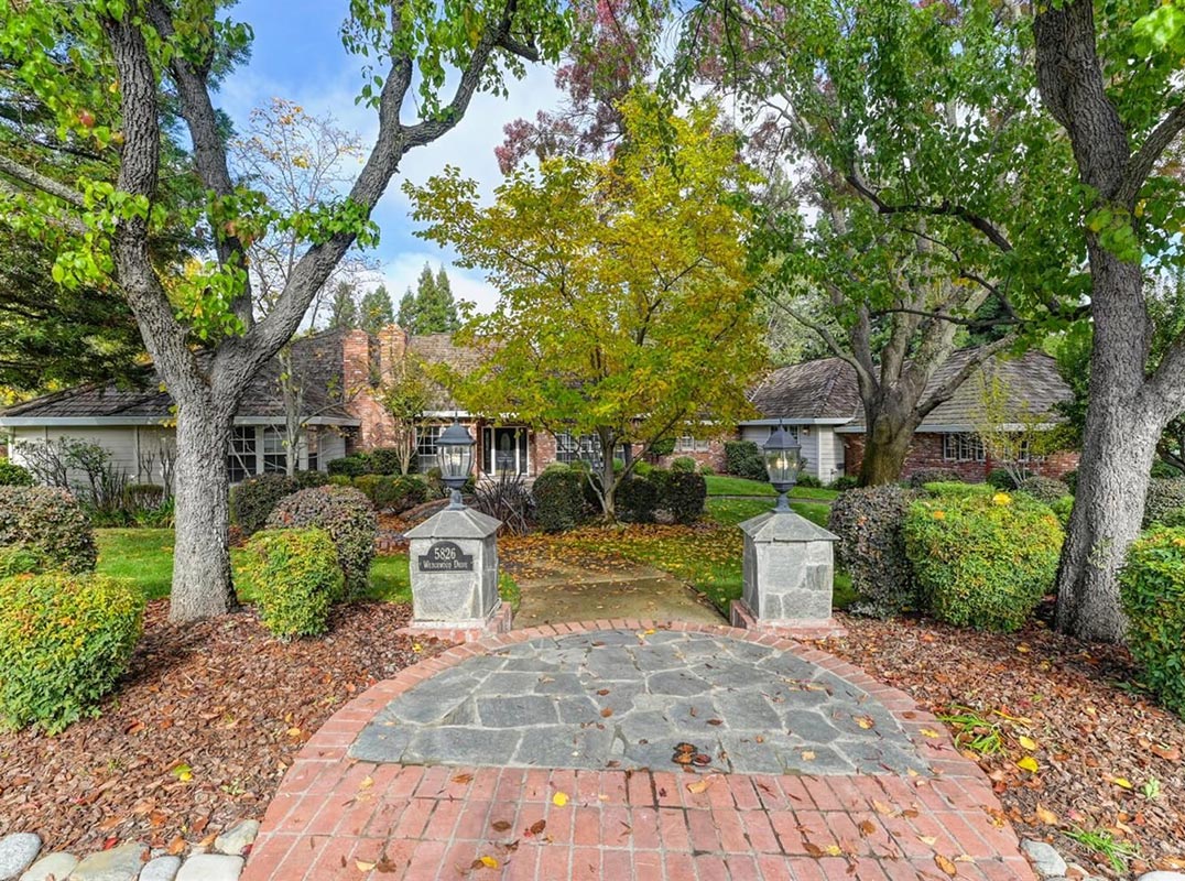 Beautifully Appointed Home In The Sought-After Gated Community Of Wedgewood