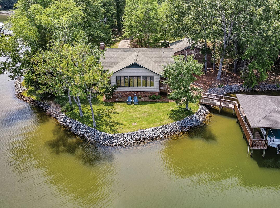 One of a Kind Waterfront Lake Cottage on Lake Wylie