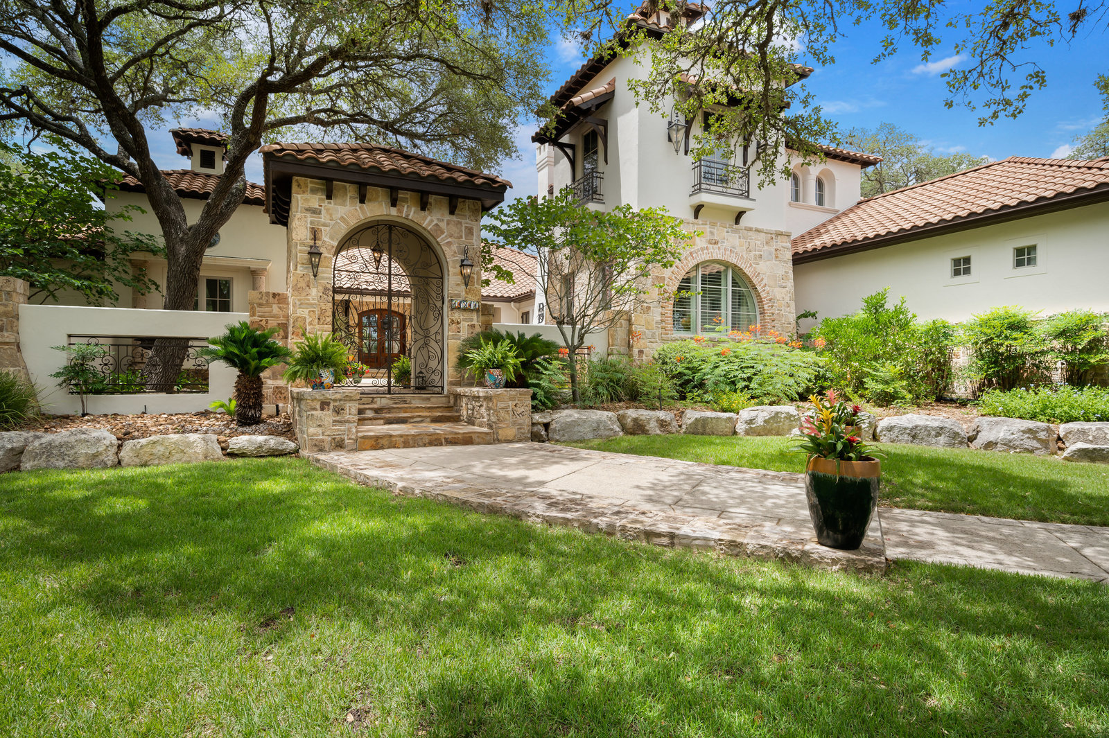 Breathtaking Estate Encompassing Timeless And Luxurious Living