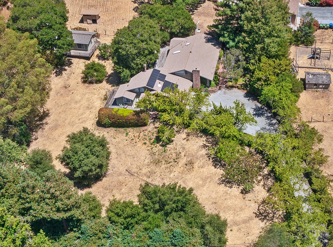 Portola Valley : : 2 Acre Equestrian Property