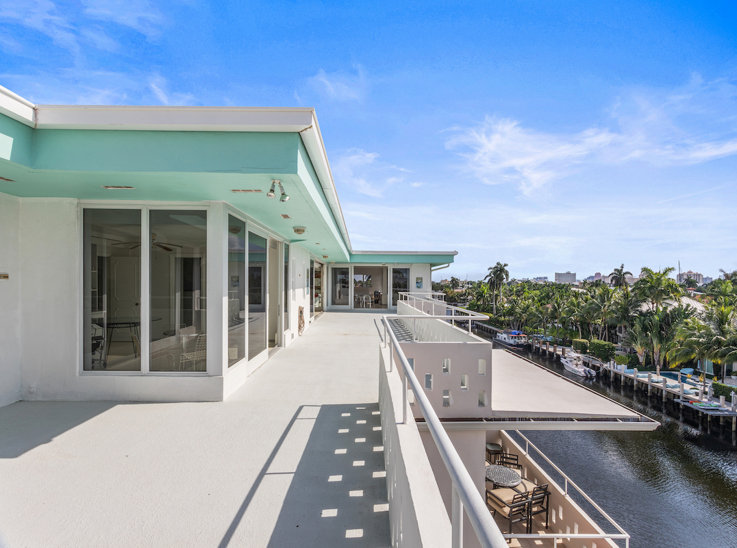 Mid-Century-Modern Waterfront Penthouse 