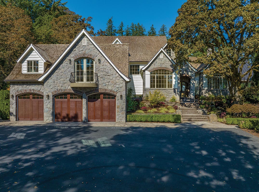 NEWLY RENOVATED ON OSWEGO LAKE COUNTRY CLUB