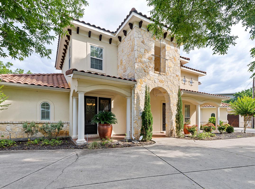Gorgeous Custom Built Home In The Coveted Farmers Branch!