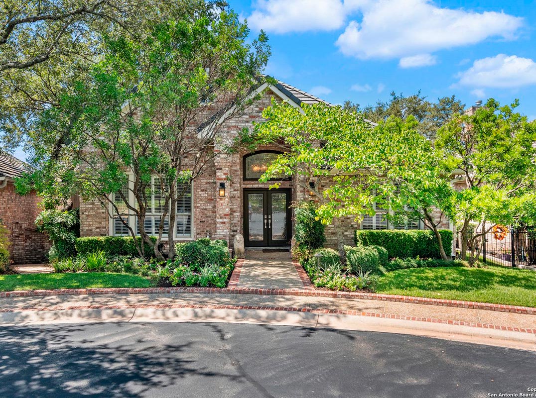Recently Updated Garden Home On A Private Cul-De-Sac Lot Near Dominion Golf Course!
