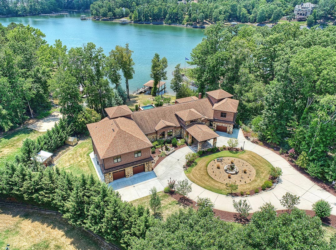 Frank Lloyd Wright Inspired Lake Retreat! 