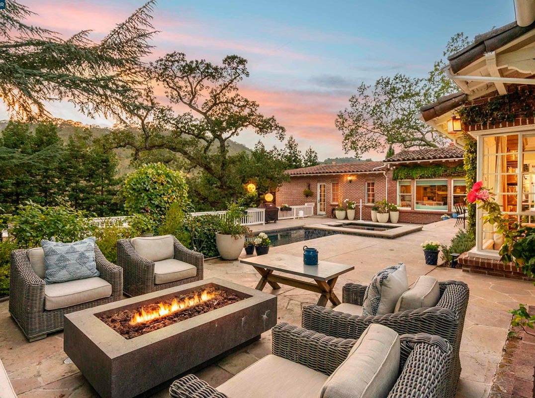 Exceptional Gated Estate Set On A 2.44 Acre Lot 