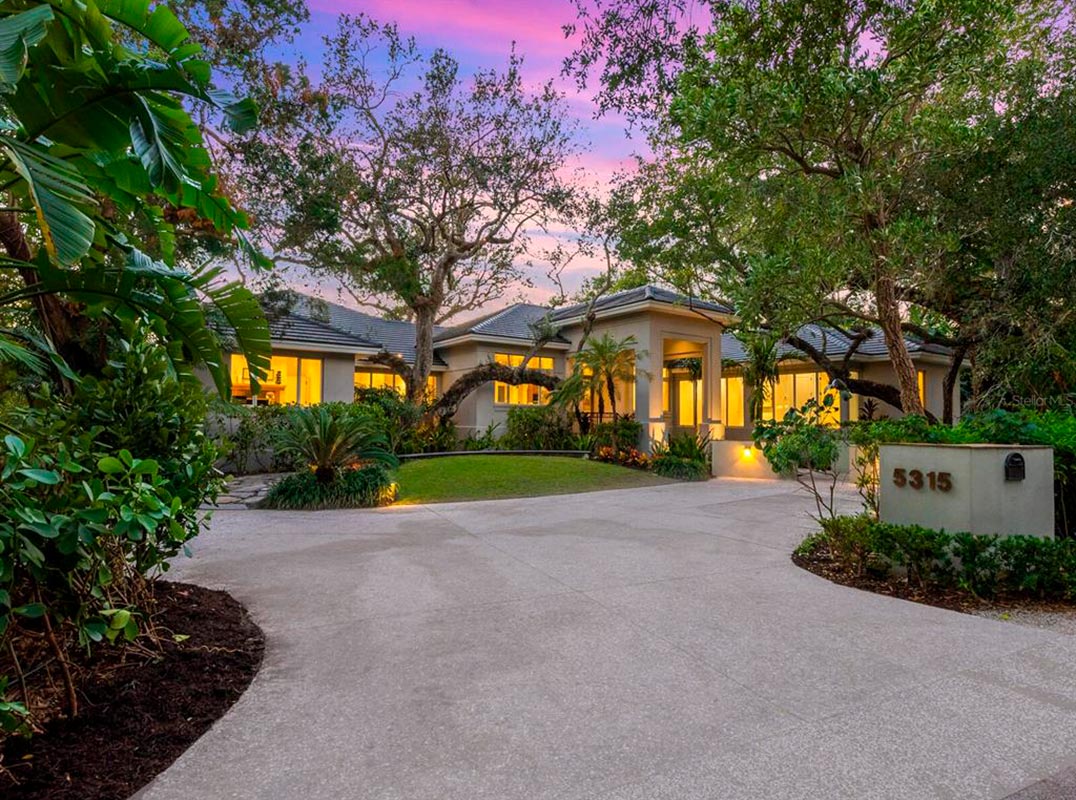 Private Siesta Key Estate On Deep Sailboat Water