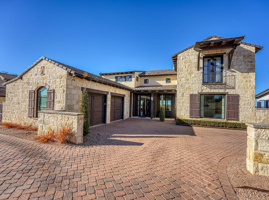 Summit Rock Beauty With Expansive Lake Views!