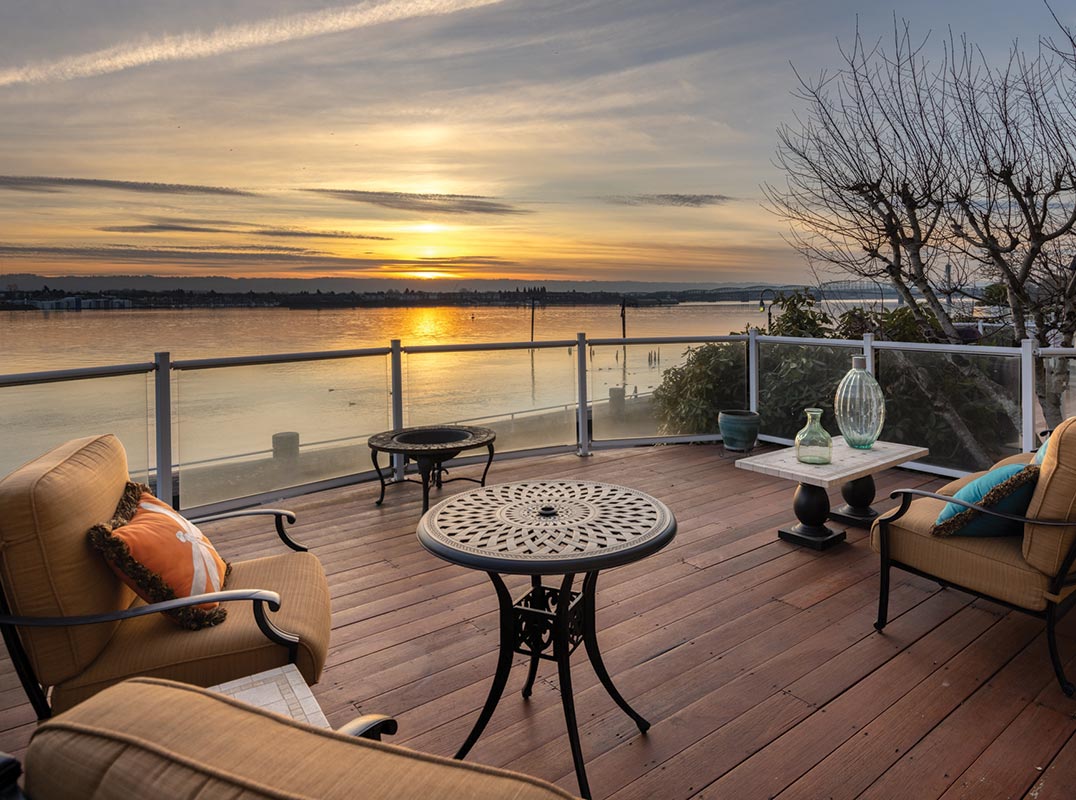 Amazing Waterfront Home on the Columbia River