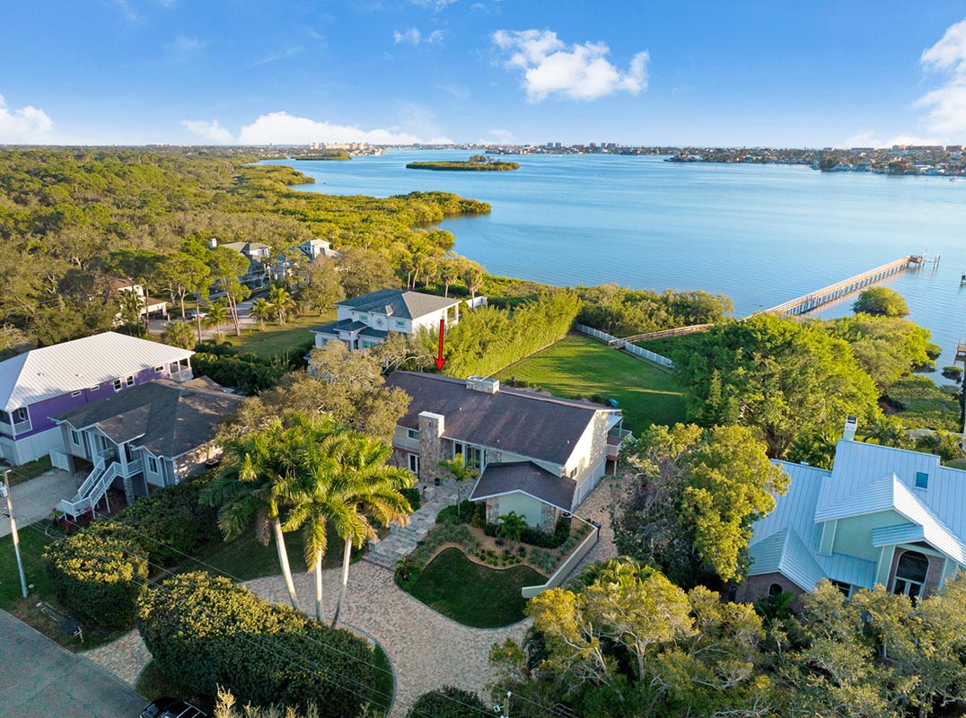 LUXURY WATERFRONT IN SEMINOLE