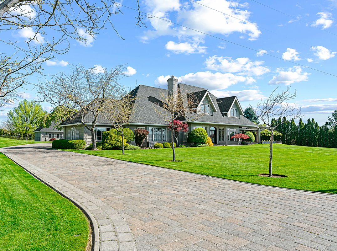 Custom Yakima Acreage Look-Out