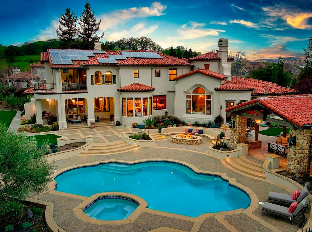 Breathtaking Executive Estate, Amazing Views!