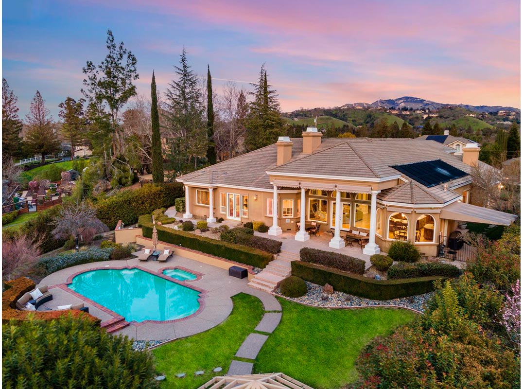 This stunning Alamo home near Roundhill Country Club