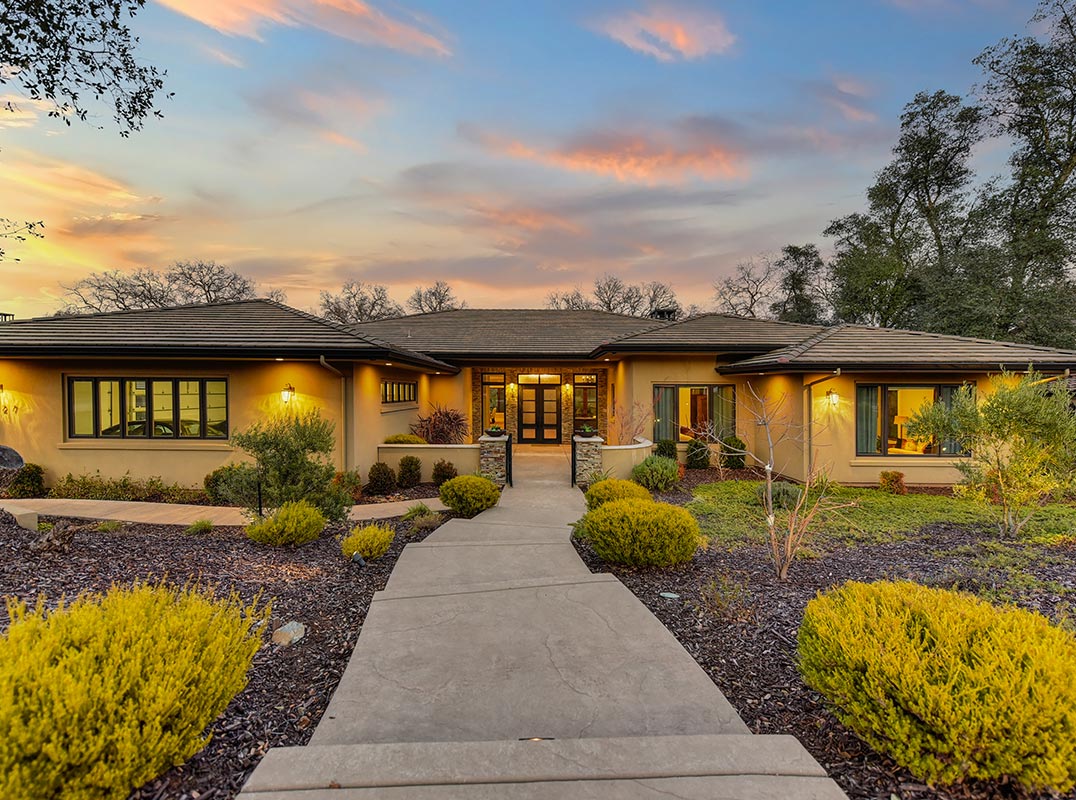 Exquisite Single Story With Guest Quarters