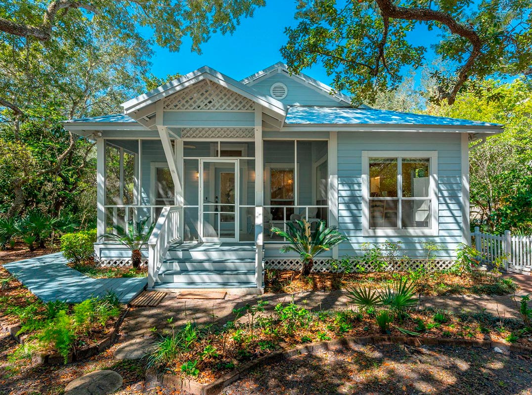 Coastal Living In Picturesque Florida Cottage!
