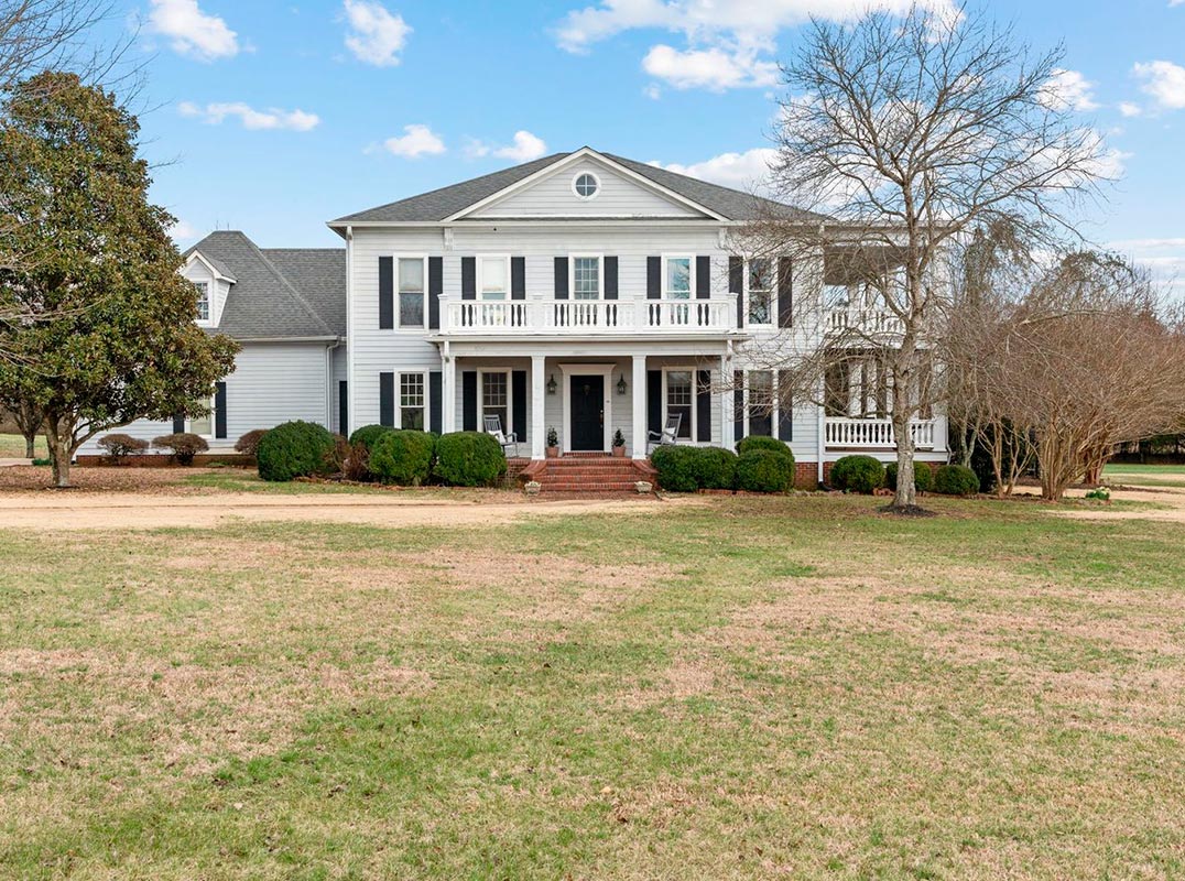 Welcome to Town and Country at 215 N Crescentview Road in Pulaski.