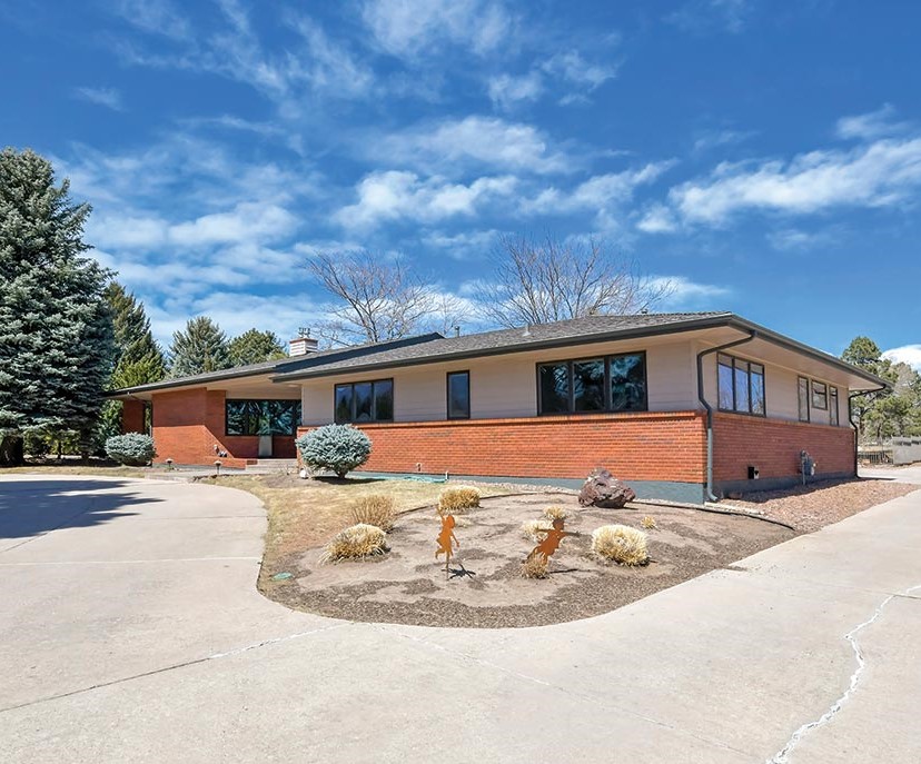 Sensational Updated Golf Course Living