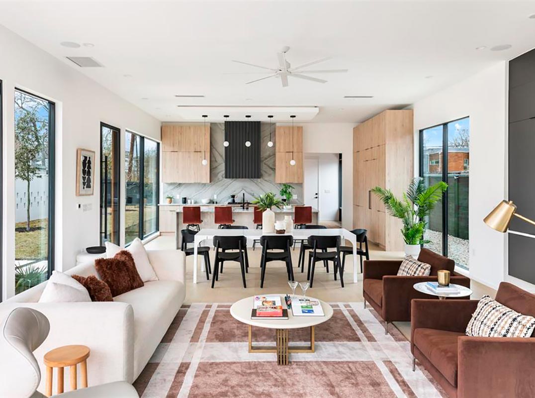 Luxurious Home with Modern Style and Stunning Skyline Views