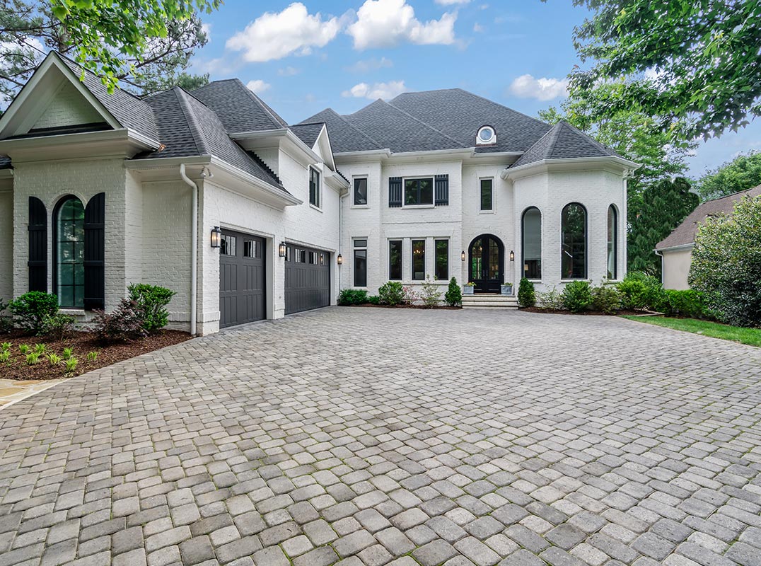 Beautiful Water's Edge Property Minutes from The Peninsula Yacht Club