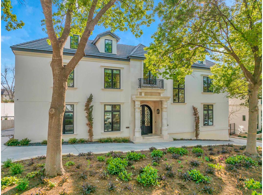 Situated In The Posh Suburb Of Olmos Park
