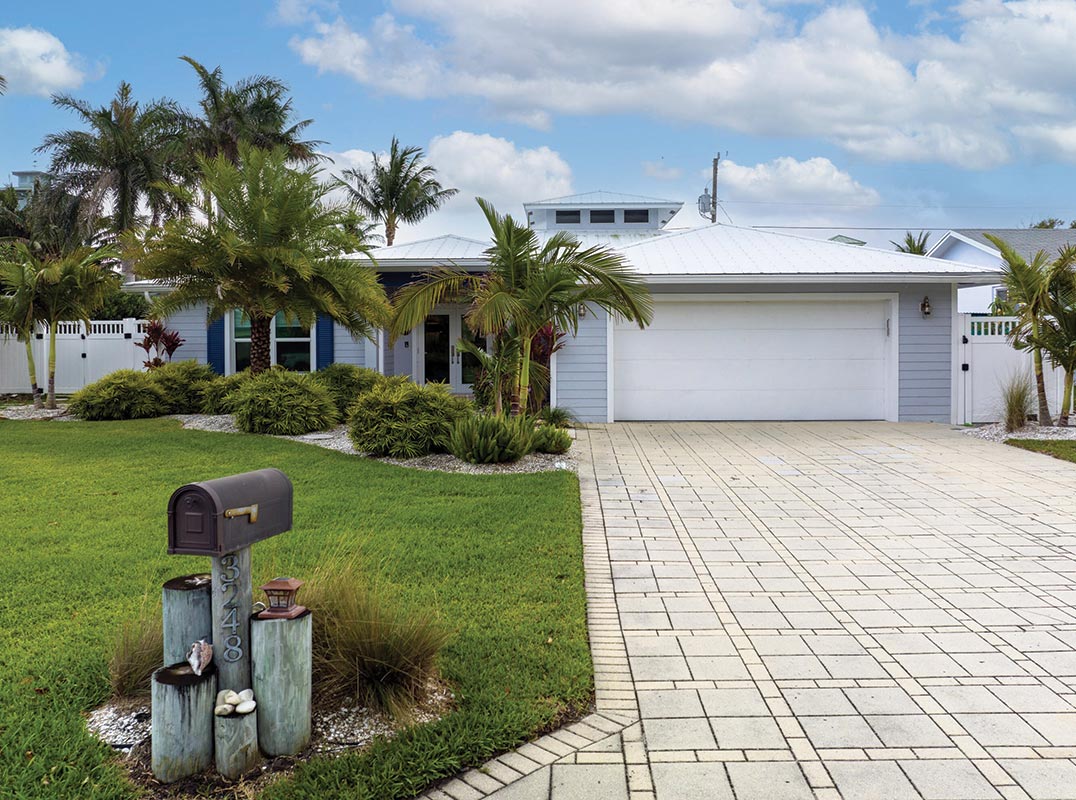 Steps away from the Intracoastal