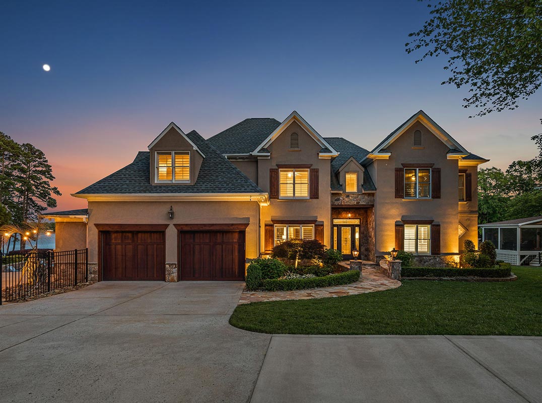 Luxurious Lakefront Living 