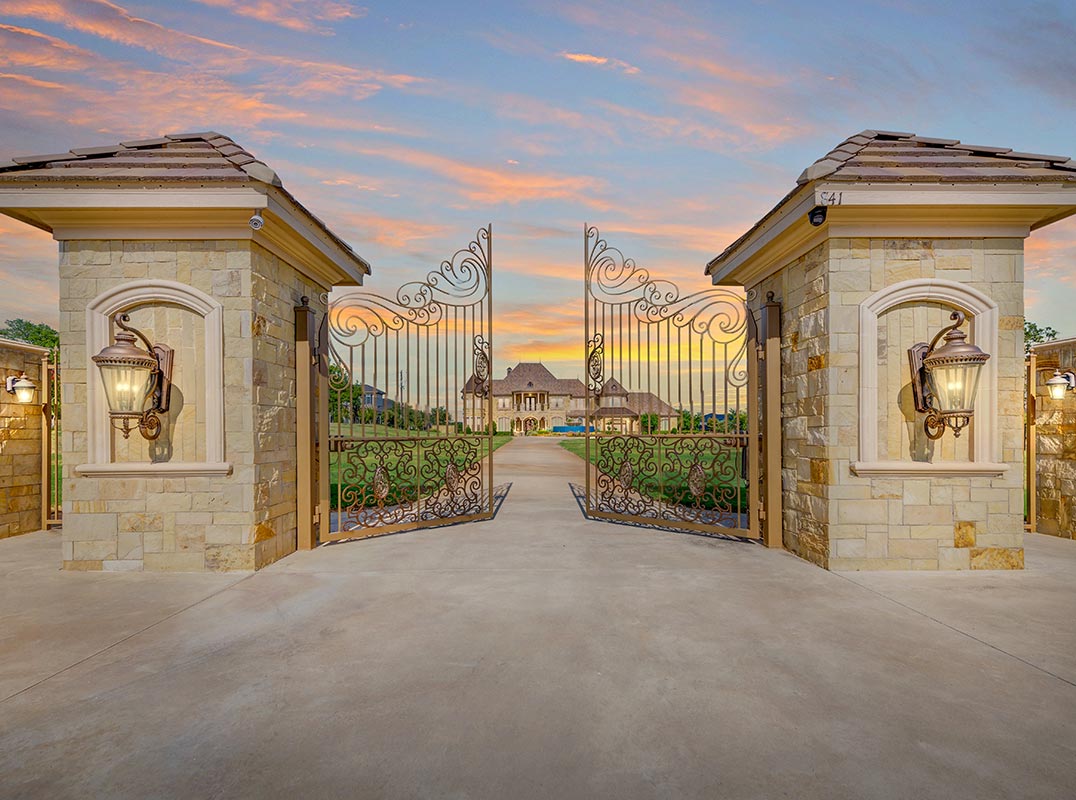 Extraordinary Estate On Over 2 Acres Of Meticulously Manicured Grounds. 