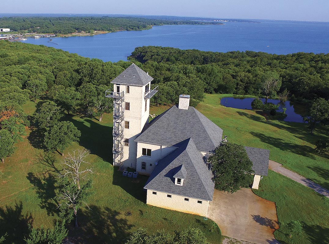 Exotic House with Beautiful Views of the Lake
