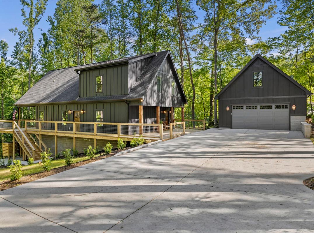 Welcome To This Luxurious River Front Property