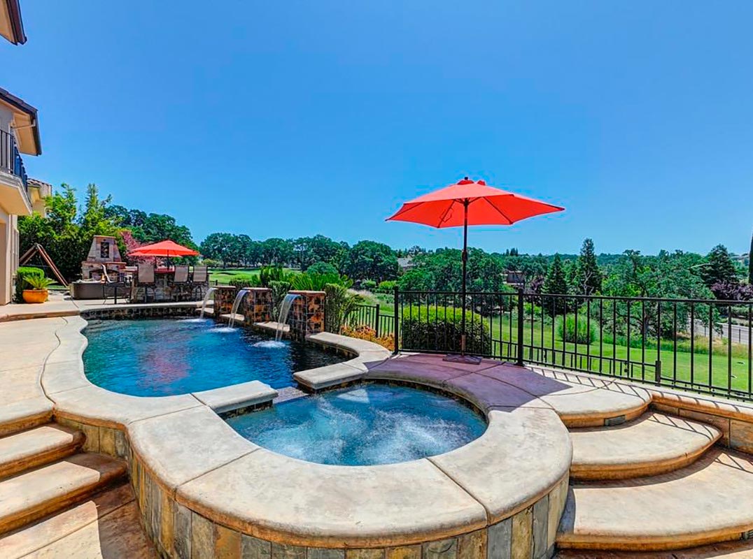 Luxury Resort Living On Whitney Oaks Golf Course