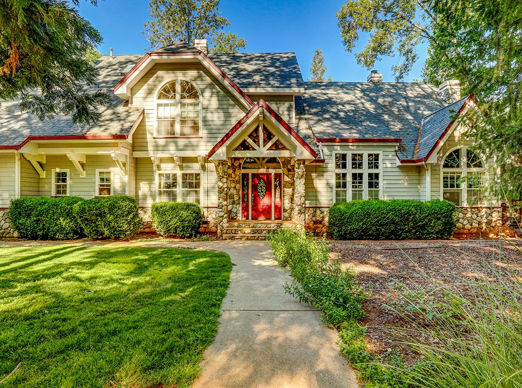 Live Oak Estates Lake Frontage On 7+ Acres!