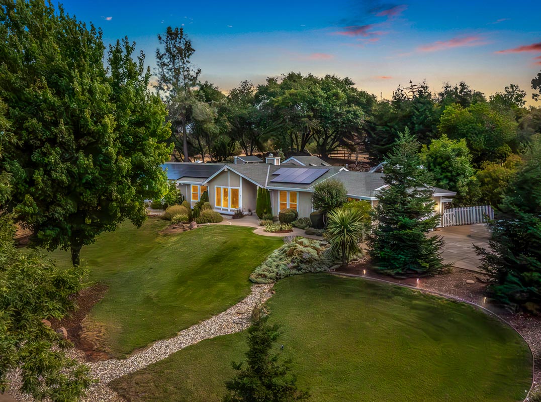 Luxury Living in the Country!