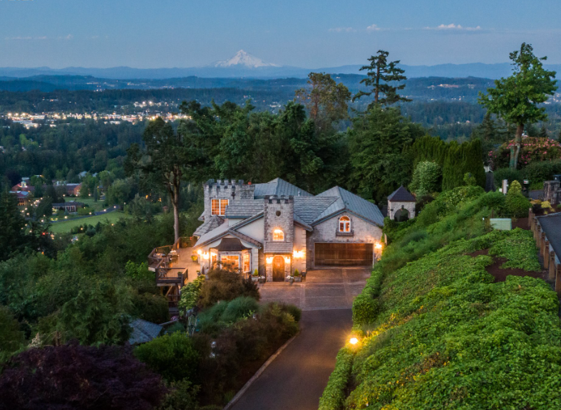 Skylands Estate With Panoramic Views