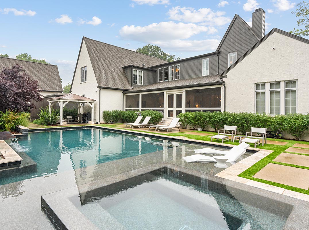 Green Hills -- Wonderful Vintage South Home 