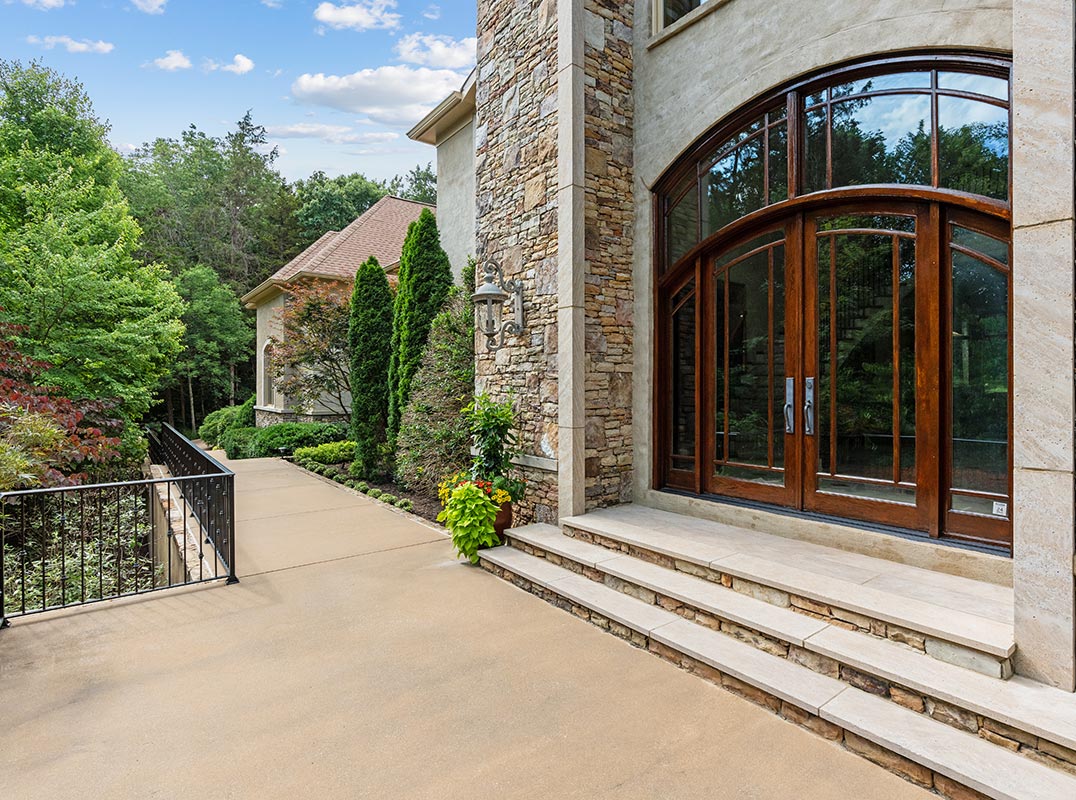 Extraordinary Estate In Gated Bancroft
