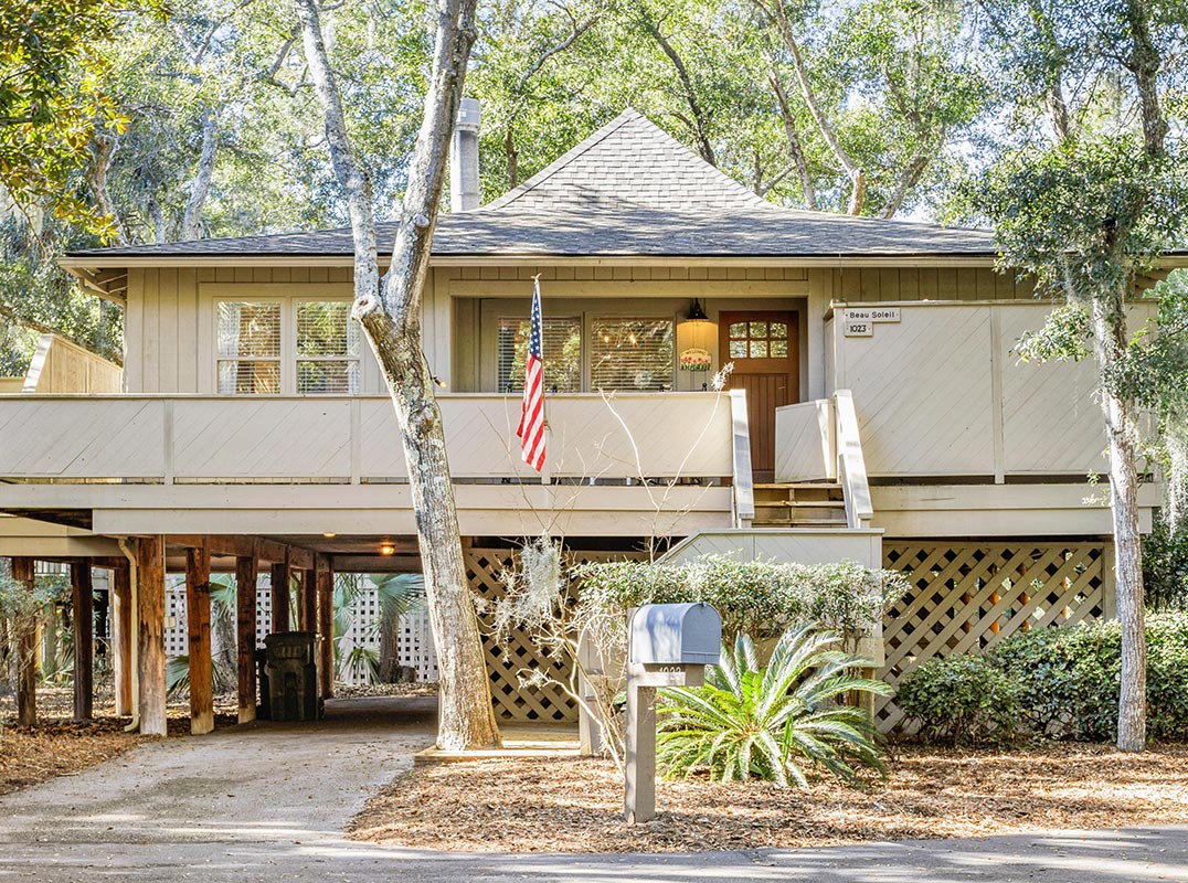 One-of-a-Kind, Bright and Beachy Sparrow Pond Cottage