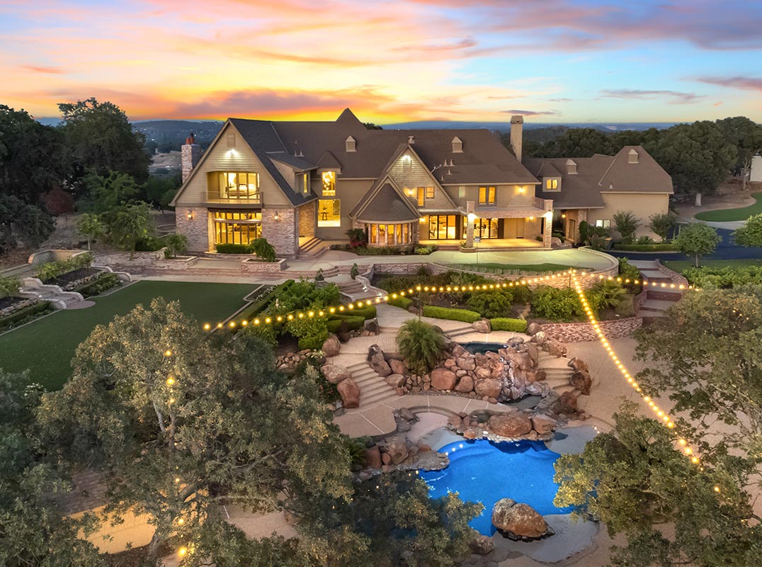 10-Acre Hilltop Estate With Breathtaking Views