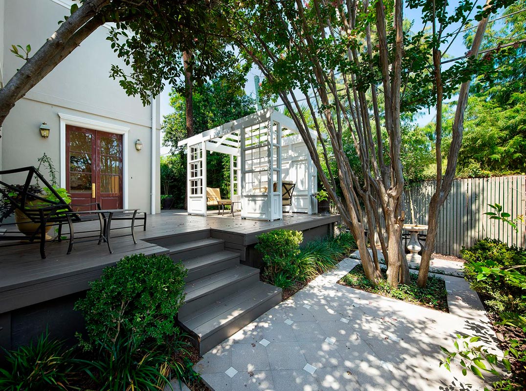 Your Spacious Parisian Pied-A-Terre In The Heart Of Alamo Heights. 