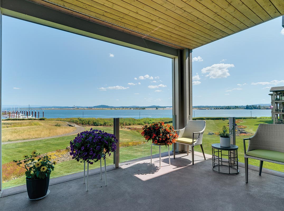 STUNNING WATERFRONT CONDO ON THE COLUMBIA