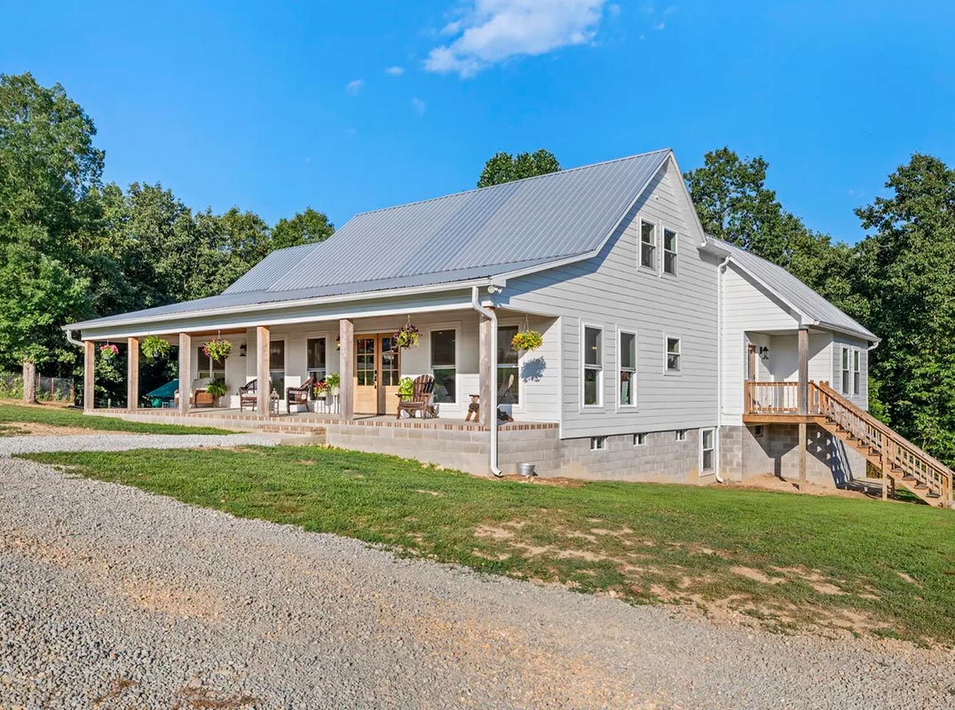 Welcome to this Farmhouse in Lawrenceburg