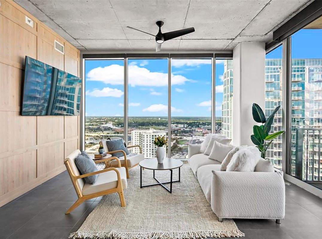 Luxurious High-Rise Condo Nestled In The Heart Of Downtown Tampa. 