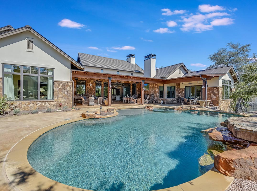 Hill Country Paradise: A Masterpiece of Elegance and Comfort in Belvedere