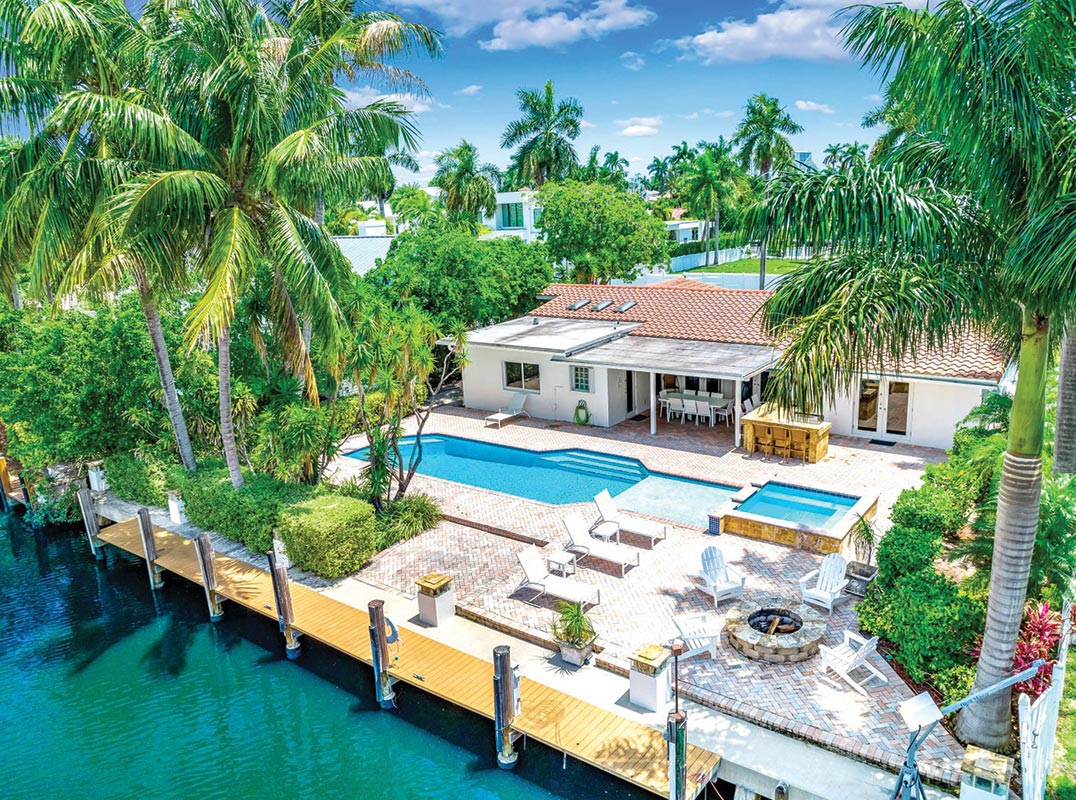 Exquisite Waterfront Retreat Nestled along the Shores of Las Olas Isles